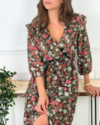 ROBE LONGUE CACHE COEUR Robe manches 3/4 Col cache cœur Elastique à la taille avec une ceinture amovible Doublée sauf sur les manches Volants sur les épaules Couleurs : rose, écru, vert et noir avec détails dorés Motif fleuri Composition : 60% Polyester, 40% Viscose Lavage à la main obligatoire