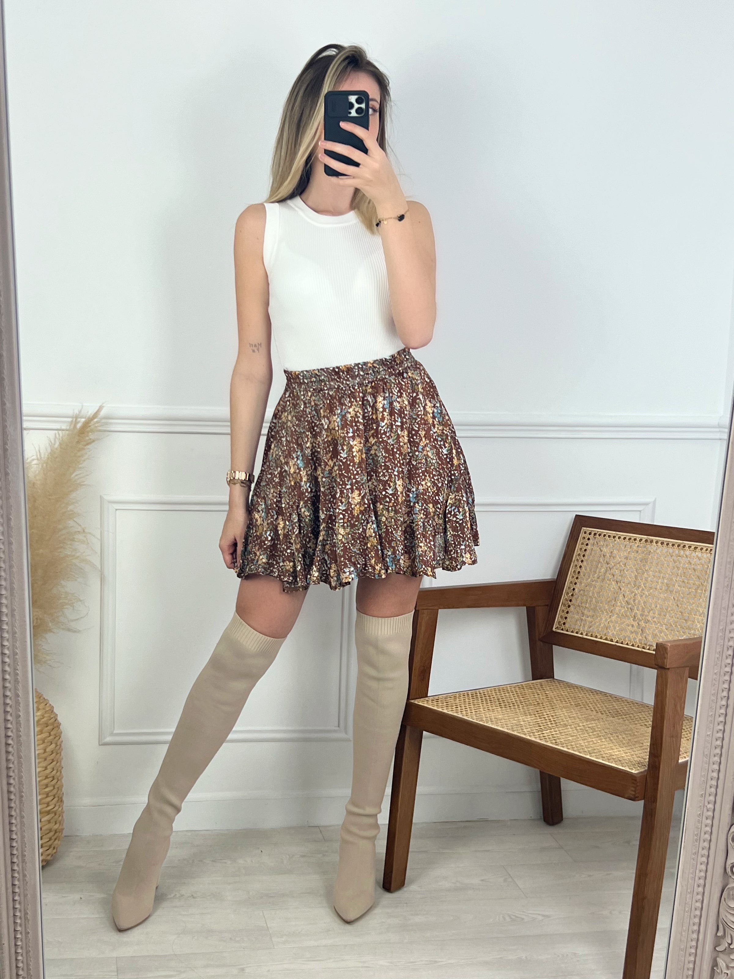 BOTTES CUISSARDES ÉLASTIQUE BEIGE Bottes hautes type cuissardes Elastique Couleur : beige Enfilage Convient à toutes les morphologies, notre modèle Curve fait un tour de mollet environ 47 cm