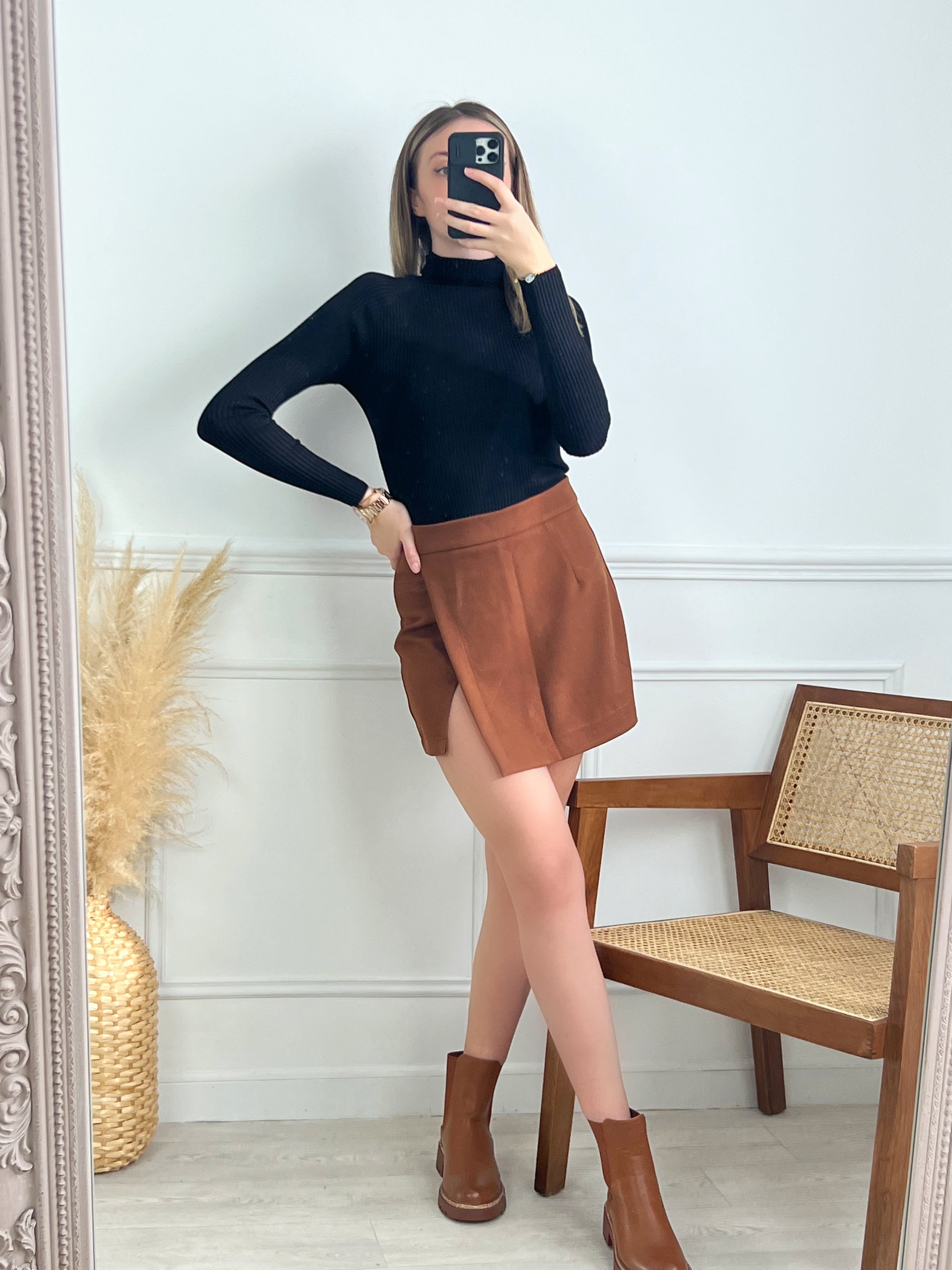 JUPE SHORT COURTE CAMEL Jupe short Poches factices à l'arrière Fermeture éclair sur le côté Fente sur le côté gauche Couleur : camel Composition : 80% Polyester 18% Rayon 2% Elasthanne Lavage à la main obligatoire