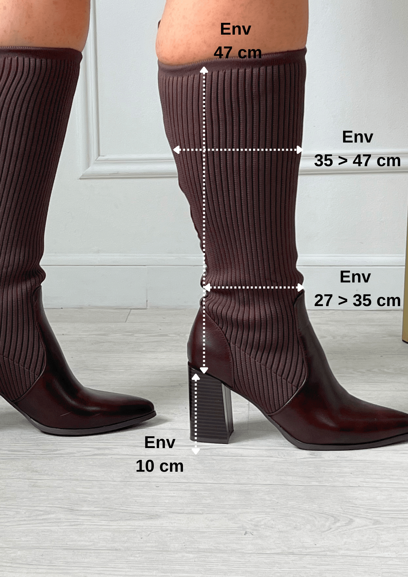 BOTTES ÉLASTIQUE BI-MATIÈRE MARRON Bottes hautes Elastique Bi-matière Couleur : marron chocolat Enfilage 100% Synthétique Convient à toutes morphologies