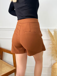 JUPE SHORT COURTE CAMEL Jupe short Poches factices à l'arrière Fermeture éclair sur le côté Fente sur le côté gauche Couleur : camel Composition : 80% Polyester 18% Rayon 2% Elasthanne Lavage à la main obligatoire