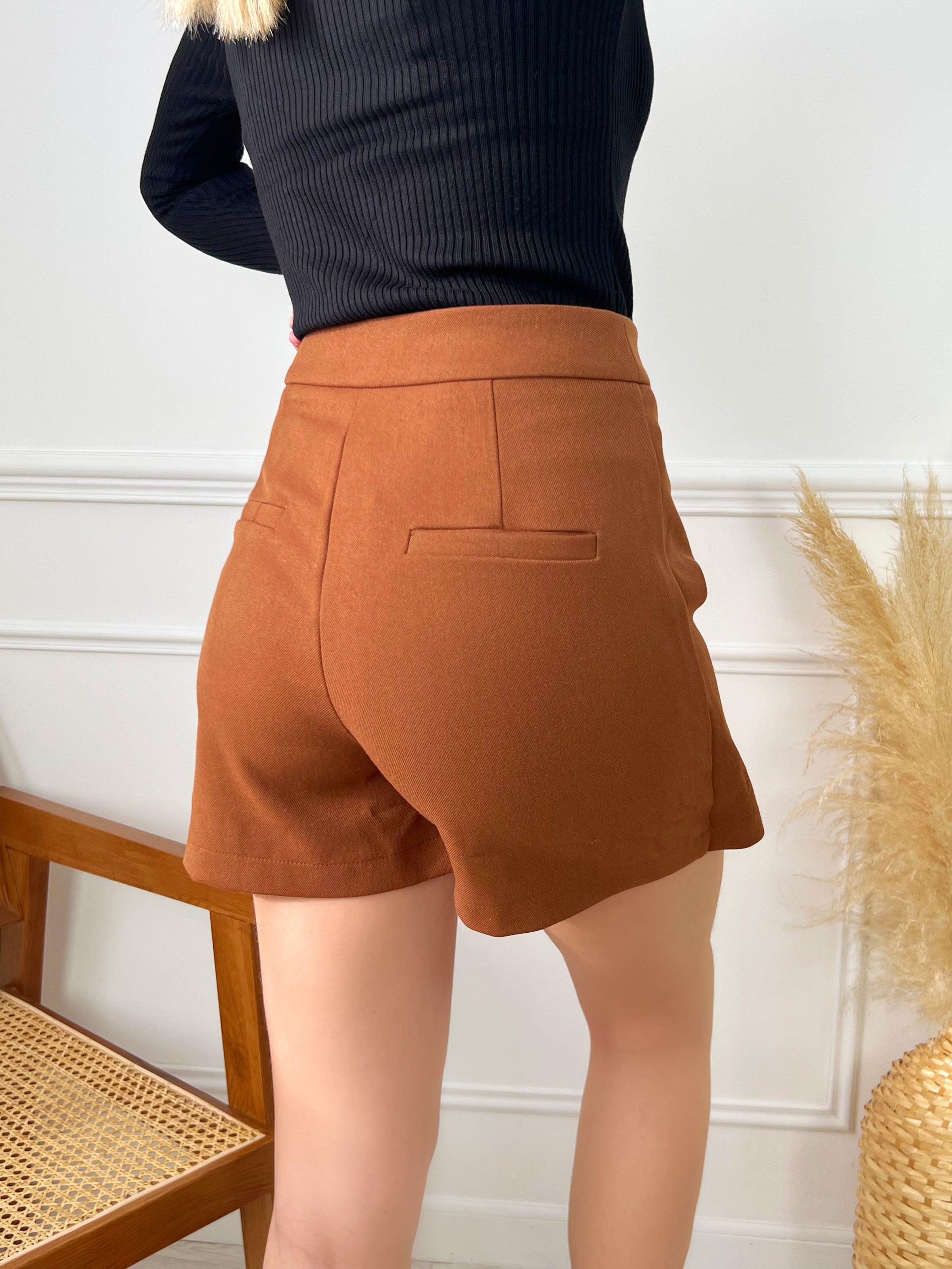 JUPE SHORT COURTE CAMEL Jupe short Poches factices à l'arrière Fermeture éclair sur le côté Fente sur le côté gauche Couleur : camel Composition : 80% Polyester 18% Rayon 2% Elasthanne Lavage à la main obligatoire