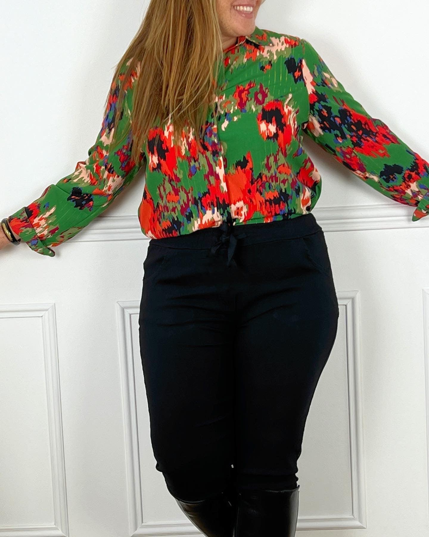 CHEMISE VERTE COLORÉE GRANDE TAILLE Chemise manches longues Boutons sur la longueur et poignets Manches retroussables Couleurs : verte, rouge, bleu et orange À motifs Fil lurex doré Composition : 100% Polyester Lavage et entretien : main obligatoire Made in R.P.C