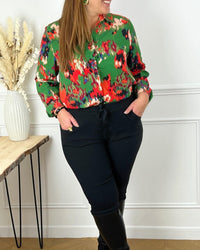 CHEMISE VERTE COLORÉE GRANDE TAILLE Chemise manches longues Boutons sur la longueur et poignets Manches retroussables Couleurs : verte, rouge, bleu et orange À motifs Fil lurex doré Composition : 100% Polyester Lavage et entretien : main obligatoire Made in R.P.C