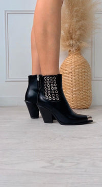 BOTTINES NOIR AVEC DÉTAILS ARGENTÉS Bottines basses à talon Détails argentées sur le bout de la bottine et l’extérieur L’ouverture s’effectue sur le zip intérieur Taille normalement Couleur : noir 100% Synthétique