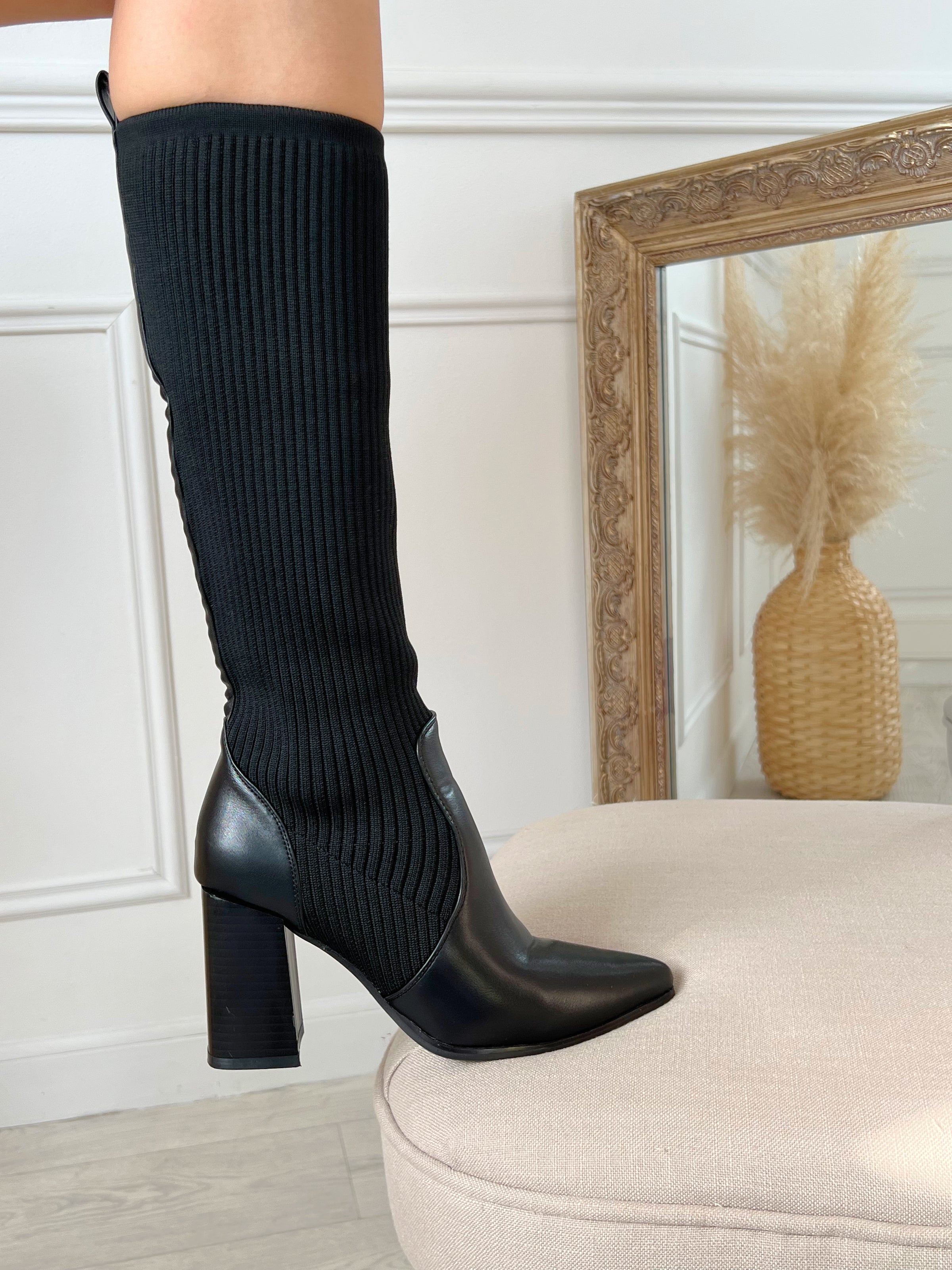 BOTTES HAUTES ÉLASTIQUES NOIRES Bottes hautes Elastique Bi-matière Couleur : noir Enfilage Convient à toutes morphologies Synthétique