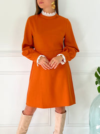 ROBE ORANGE AVEC BRODERIE Robe courte manches longues Broderie écrue sur le col et les poignets Bouton dans le dos et aux poignets Coupe ajustée Elastique au dos au niveau de la taille Couleur : camel Composition 98% Polyester 2% Elasthanne Lavage à la main