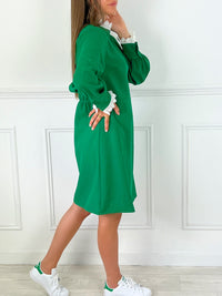 ROBE VERTE AVEC BRODERIE Robe courte manches longues Broderie écrue sur le col et les poignets Boutons dans le dos et aux poignets Coupe ajustée Elastique au dos au niveau de la taille Couleur : vert Composition 98% Polyester 2% Elasthanne Lavage à la main