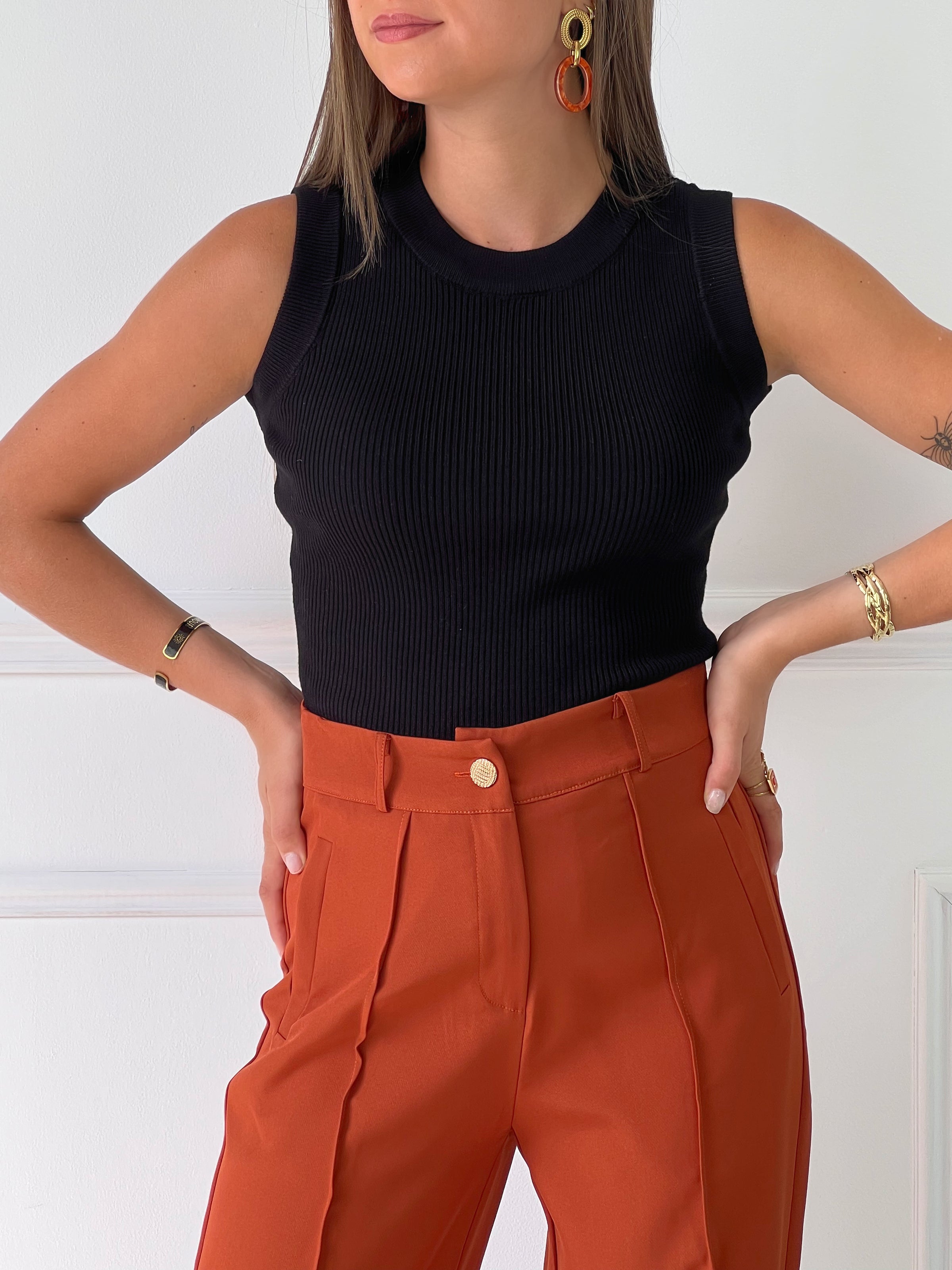 PANTALON COUPE DROITE TAILLE HAUTE CAMEL Pantalon coupe droite Taille haute Couleur : camel 1 poche à l’arrière Passants pour ceinture Composition : 97% Polyester 3% Elasthanne