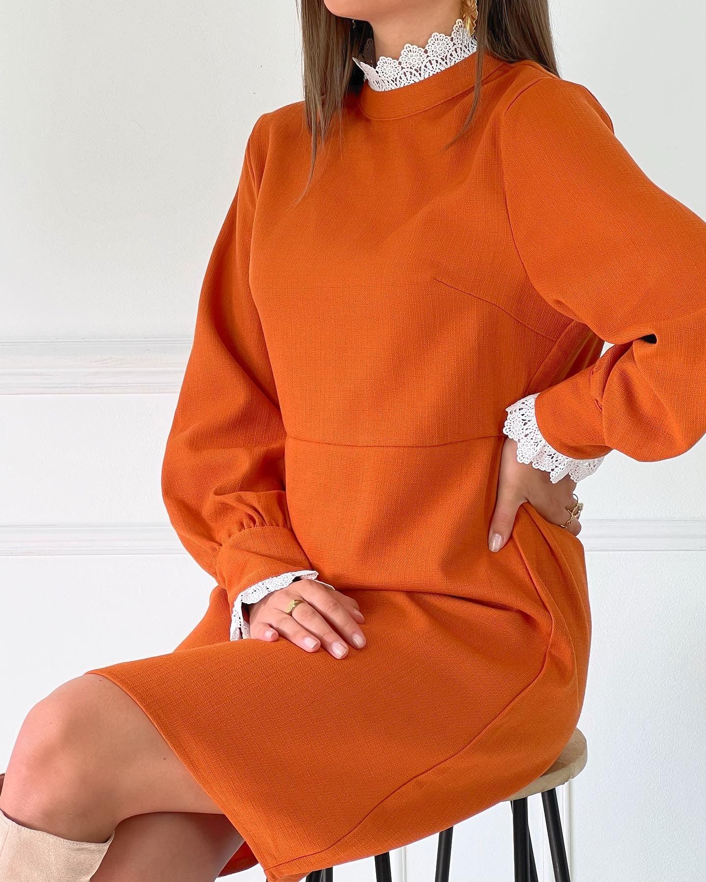 ROBE ORANGE AVEC BRODERIE Robe courte manches longues Broderie écrue sur le col et les poignets Bouton dans le dos et aux poignets Coupe ajustée Elastique au dos au niveau de la taille Couleur : camel Composition 98% Polyester 2% Elasthanne Lavage à la main