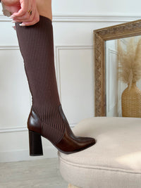 BOTTES ÉLASTIQUE BI-MATIÈRE MARRON Bottes hautes Elastique Bi-matière Couleur : marron chocolat Enfilage 100% Synthétique Convient à toutes morphologies