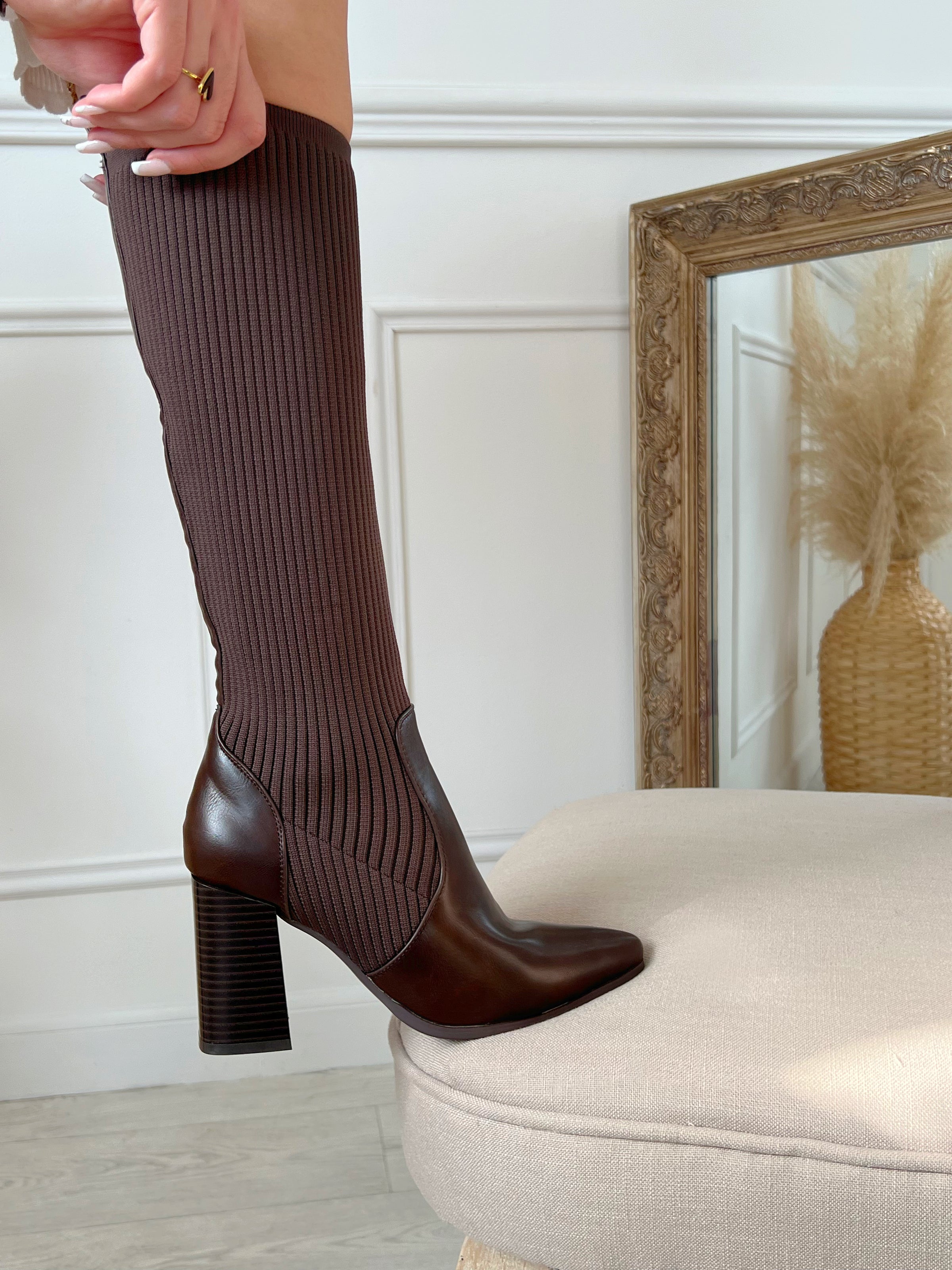 BOTTES ÉLASTIQUE BI-MATIÈRE MARRON Bottes hautes Elastique Bi-matière Couleur : marron chocolat Enfilage 100% Synthétique Convient à toutes morphologies