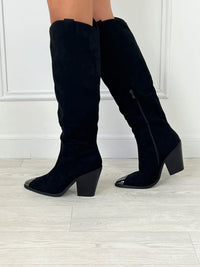 BOTTES SANTIAG NOIR DÉTAILS ARGENTÉ Bottes hautes type santiags Détail brillant sur le bout de la botte L’ouverture s’effectue sur le zip intérieur Taille normalement Couleur : noir Effet daim 100% Synthétique