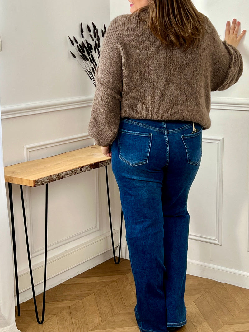 Ce jean Tall est spécialement conçu pour les femmes grandes, offrant une coupe élégante et confortable. Il dispose de deux poches à l'avant et à l'arrière pour ranger vos essentiels, ainsi qu'une fermeture éclair avec bouton pour un ajustement facile.&nbsp;