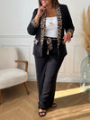 Ce blazer noir grande taille, nommé Axella, allie élégance et originalité. Ses manches longues et ses deux poches factices sur le devant offrent une silhouette structurée, tandis que le détail léopard qui court le long des poches et des revers de manches apporte une touche audacieuse et moderne.