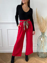 Le pantalon fluide rouge Alanis est un incontournable pour votre garde-robe. Avec une taille haute confortable et élastique au dos, ce pantalon large vous assure un ajustement parfait. La ceinture amovible ajoute une touche de peps à votre tenue.