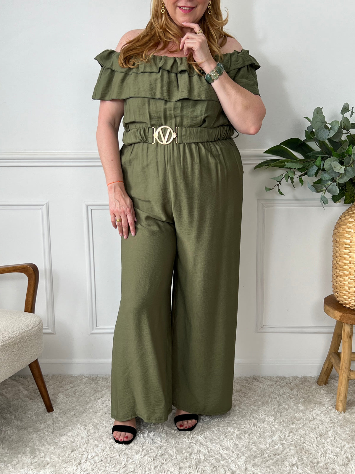 Cette combinaison kaki grande taille est polyvalente et élégante. Son col bateau élastique avec volants, sa taille élastique et sa ceinture amovible mettent en valeur votre silhouette. Avec ses poches latérales, vous avez tout ce dont vous avez besoin pour partir à l'aventure.