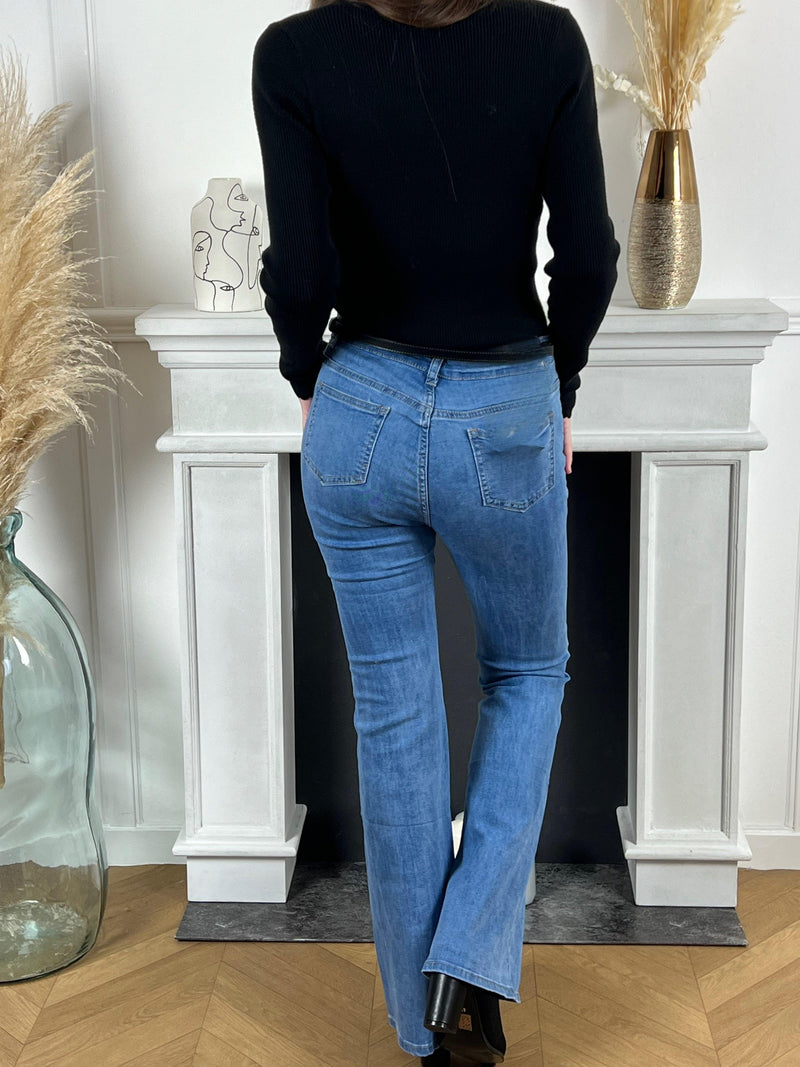 Le jean bleu évasé est un must-have de la garde-robe de toute femme. Il est chic et élégant, mais peut aussi être décontracté et confortable.