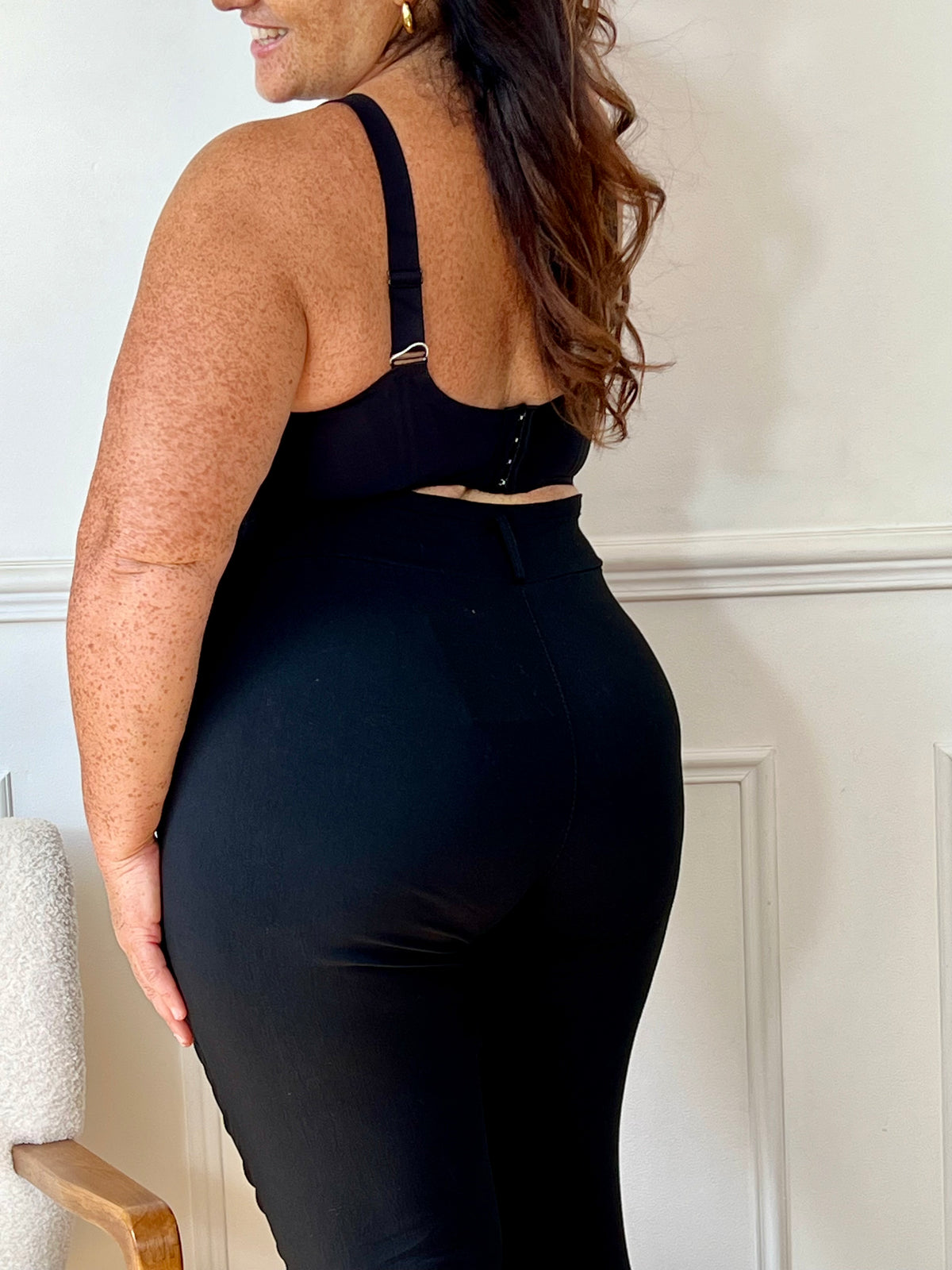 Ce soutien-gorge grande taille Olvina offre un maintien confortable sans armatures grâce à son bonnet entier non rembourré. Ses bretelles réglables et son dos élastique avec agrafage ajustable assurent un ajustement tout au long de la journée.
Pratique au quotidien grâce à l'absence d'armatures, il convient particulièrement aux femmes ayant eu un cancer du sein, en offrant douceur et confort.
Il est également idéal pour celles qui recherchent une lingerie agréable à porter lors d’une activité physique.