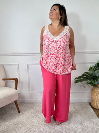 Impossible de résister à ce top rose tout en délicatesse, parsemé de jolies fleurs et rehaussé d’un col V en dentelle ton sur ton. Féminin, léger et raffiné, il apporte une touche romantique à n’importe quel look.