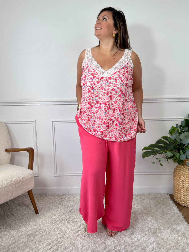Impossible de résister à ce top rose tout en délicatesse, parsemé de jolies fleurs et rehaussé d’un col V en dentelle ton sur ton. Féminin, léger et raffiné, il apporte une touche romantique à n’importe quel look.