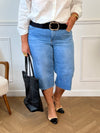 Bermuda long en jean au style décontracté et tendance, parfait pour des looks estivaux à la fois cool et maîtrisés. Sa coupe allongée apporte une touche urbaine tout en assurant confort et liberté de mouvement.