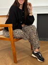 Le pantalon fluide à motifs léopards pour femme allie confort et style au quotidien. Il dispose de poches latérales pratiques, d’un élastique au dos et d’une ceinture amovible assortie pour souligner la taille. Disponible en noir, beige et taupe, il s’adapte à toutes vos envies mode.