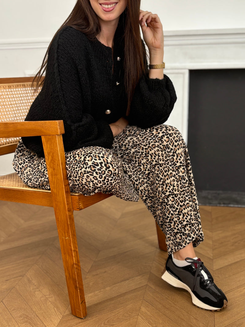 Le pantalon fluide à motifs léopards pour femme allie confort et style au quotidien. Il dispose de poches latérales pratiques, d’un élastique au dos et d’une ceinture amovible assortie pour souligner la taille. Disponible en noir, beige et taupe, il s’adapte à toutes vos envies mode.