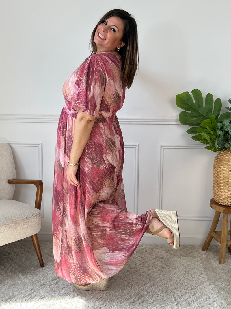 La robe longue Emie est conçue pour offrir confort et élégance aux grandes tailles. Ses manches courtes et son col en V mettent en valeur votre silhouette, tandis que l’élastique à la taille au dos assure un ajustement parfait.