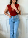 Transformez votre look avec notre body terracotta décolleté Yaele. Conçu sans manches et avec des épaulettes pour une silhouette élégante, il comporte une attache crochet pratique et un col v décolleté flatteur.