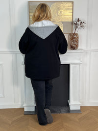 Chic et pratique, ce manteau noir à manches longues séduit par sa capuche amovible effet sweat gris. Une pièce moderne et polyvalente qui offre à la fois chaleur, confort et élégance au quotidien.