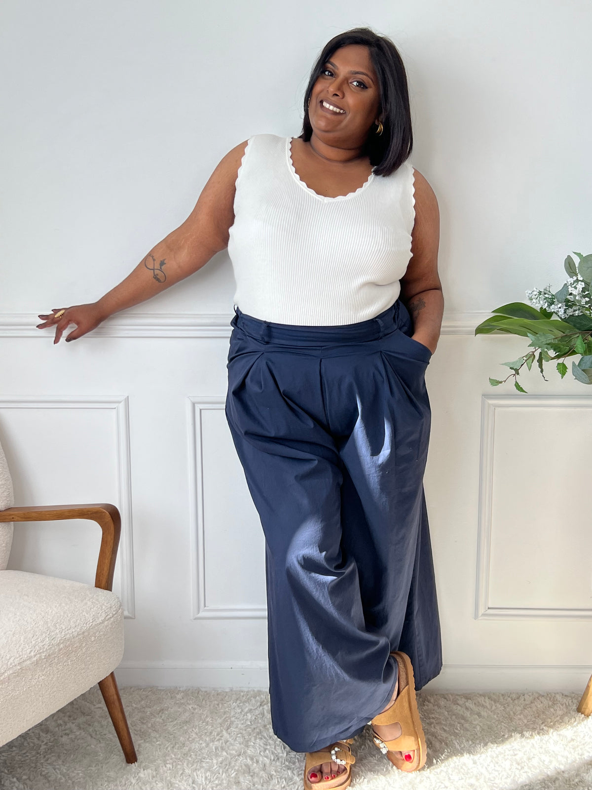Chic et ultra confortable, ce pantalon très ample bleu marine allie élégance fluide et aisance au quotidien. Son dos élastiqué s’ajuste en douceur à la taille pour un porté parfait, sans compromis sur le style.