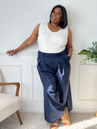 Chic et ultra confortable, ce pantalon très ample bleu marine allie élégance fluide et aisance au quotidien. Son dos élastiqué s’ajuste en douceur à la taille pour un porté parfait, sans compromis sur le style.