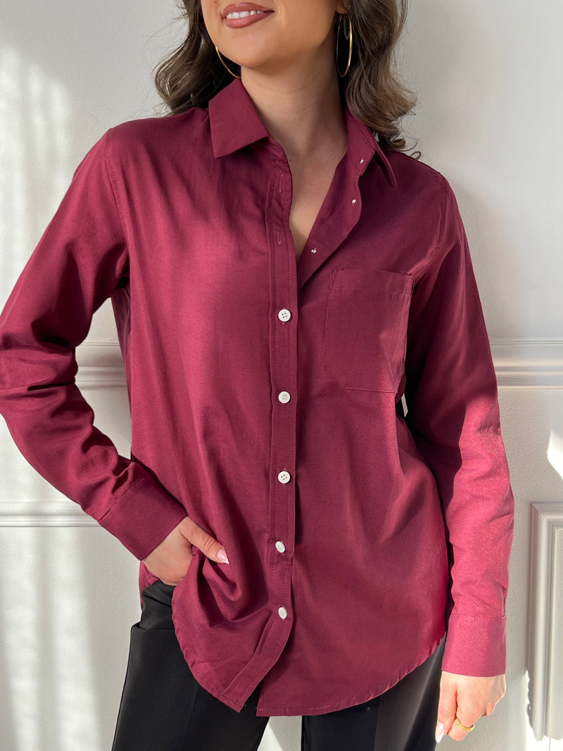 Découvrez notre élégante chemise bordeaux pour une apparence classe et intemporelle ! Avec son col et ses boutons sur le devant et aux poignets, cette chemise est un must-have pour toute garde-robe. Ajoutez une touche de sophistication à votre tenue avec cette chemise bordaux.