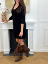 Cette robe pull courte noire, nommée Melanie, combine confort et élégance. Son col en V apporte une touche féminine, tandis que ses manches longues et sa coupe ample offrent une liberté de mouvement idéale pour vos journées actives.