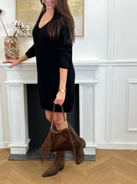 Cette robe pull courte noire, nommée Melanie, combine confort et élégance. Son col en V apporte une touche féminine, tandis que ses manches longues et sa coupe ample offrent une liberté de mouvement idéale pour vos journées actives.