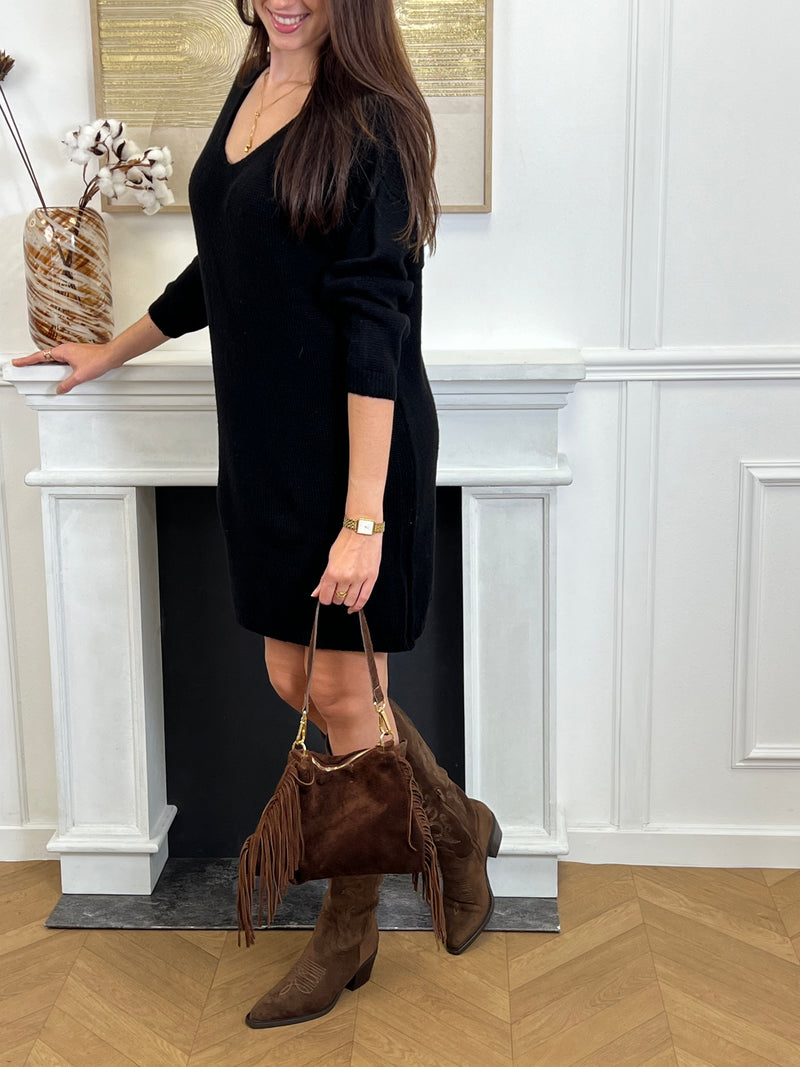 Cette robe pull courte noire, nommée Melanie, combine confort et élégance. Son col en V apporte une touche féminine, tandis que ses manches longues et sa coupe ample offrent une liberté de mouvement idéale pour vos journées actives.