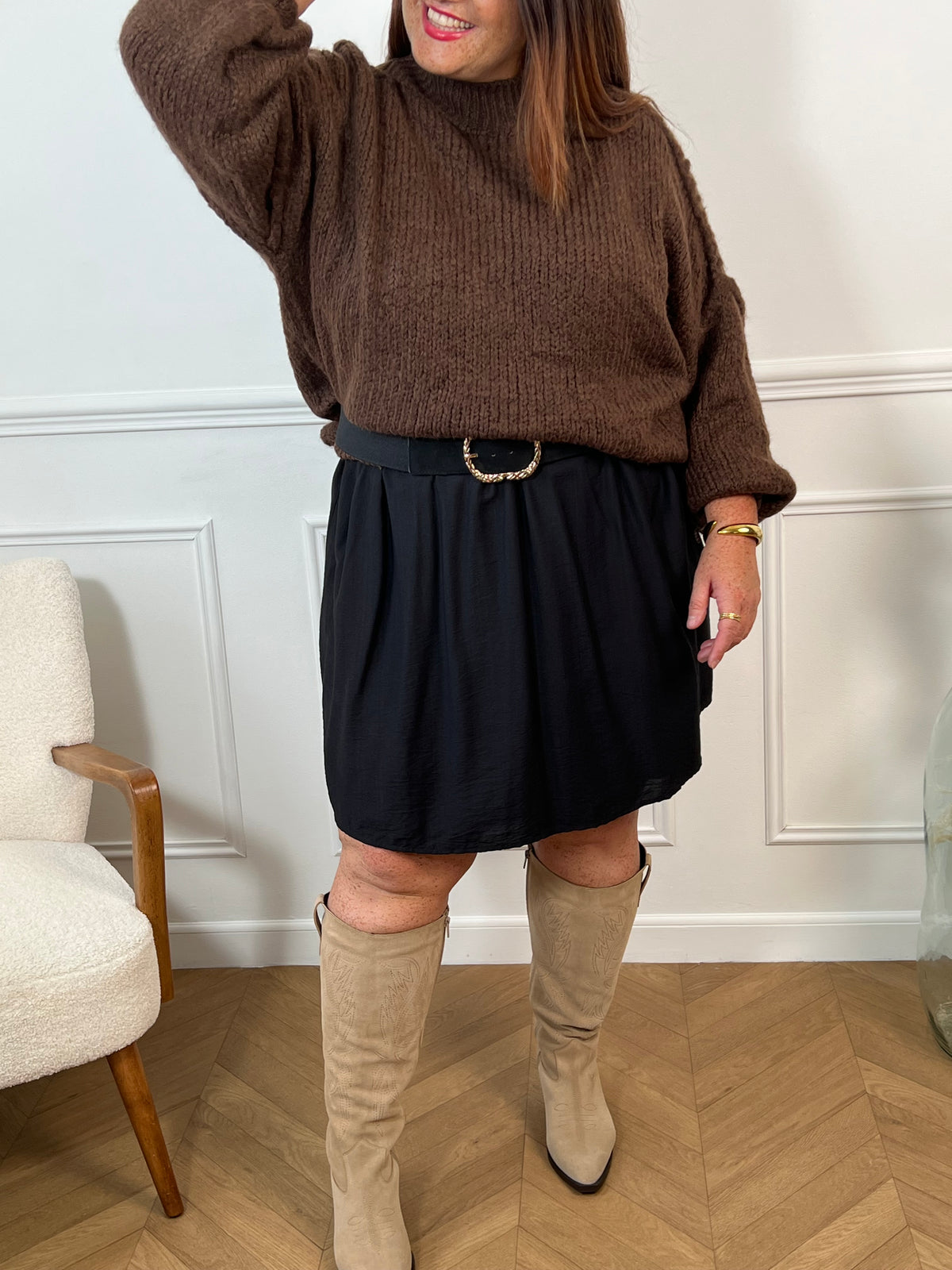 Cette robe courte noire allie confort et élégance grâce à sa taille élastique au dos qui s’adapte parfaitement à votre silhouette. Ses manches courtes et son col en V apportent une touche de fraîcheur, tandis que la doublure en bas assure un tombé fluide et agréable.