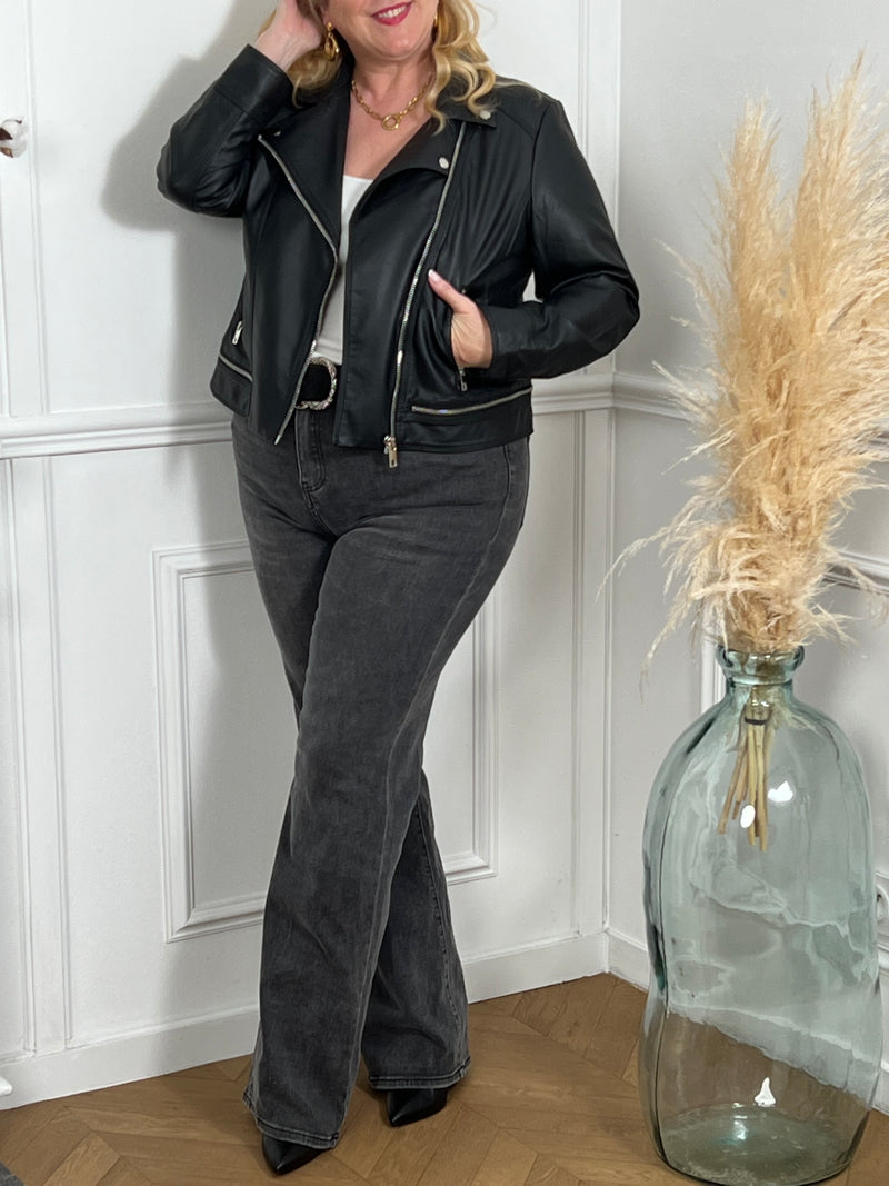 Ce jean gris wide leg Tall est spécialement conçu pour les femmes grandes, offrant une coupe élégante et confortable. Il dispose de deux poches à l'avant et à l'arrière pour ranger vos essentiels, ainsi qu'une fermeture éclair avec bouton pour un ajustement facile.&nbsp;