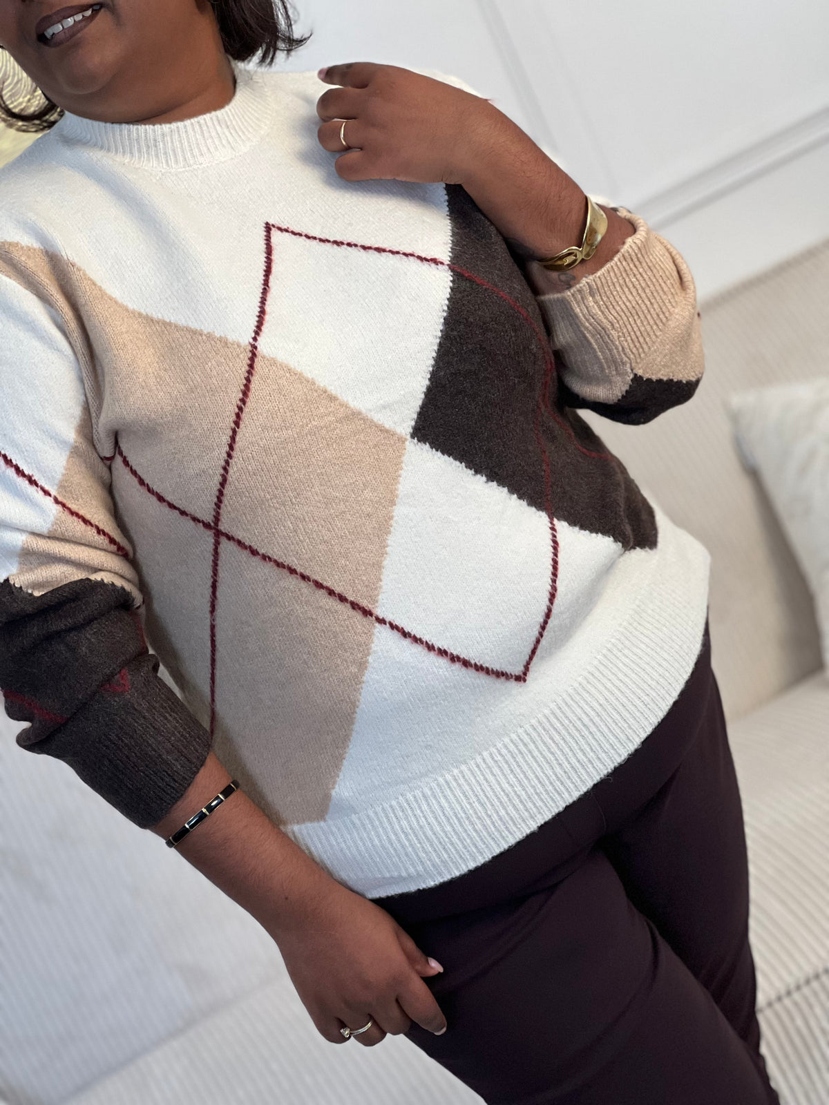 Pull beige grande taille Angelica : un incontournable de votre garde-robe. Avec ses manches longues confortables et son col rond intemporel, ce pull à motifs apporte une touche d'élégance à vos tenues quotidiennes.