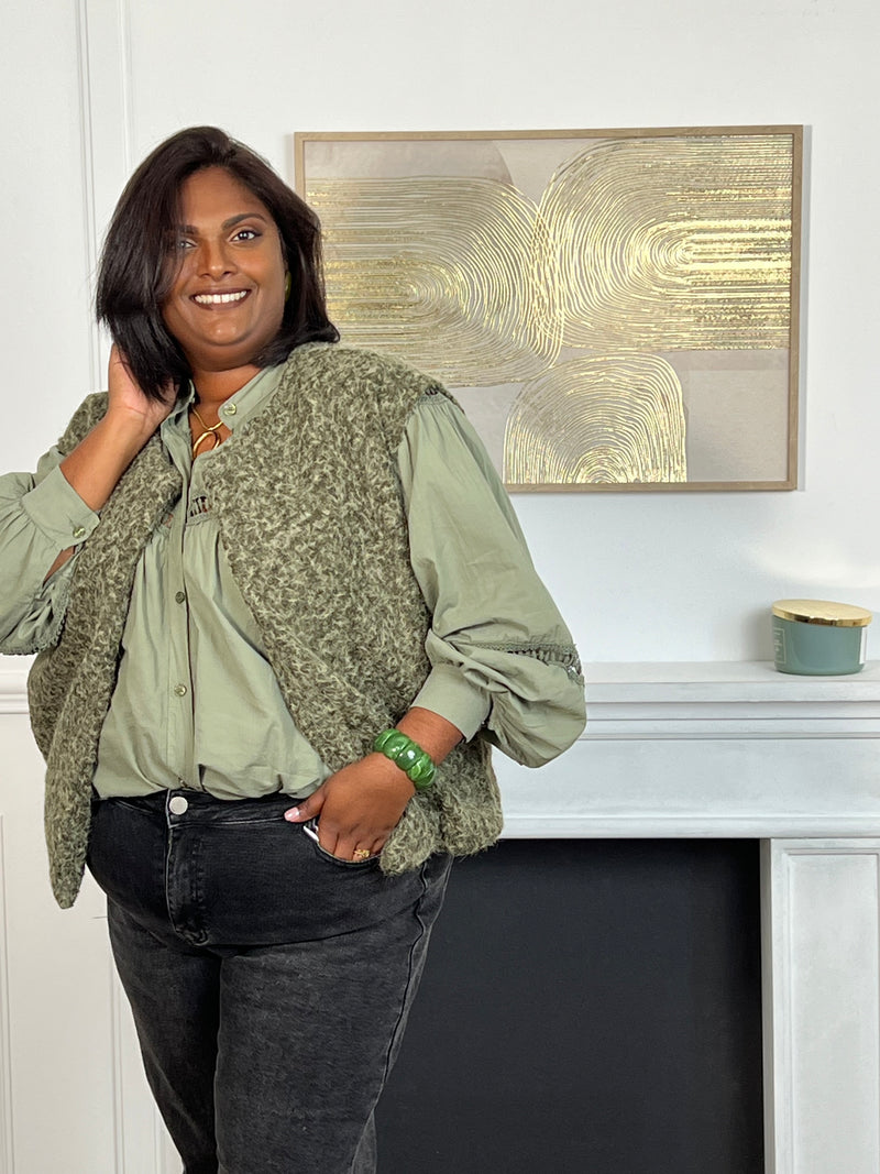 Cette chemise kaki manches longues Angelina est à la fois élégante et pleine d'esprit. Parfaite pour ajouter une touche de fantaisie à votre tenue avec ses boutons et broderies uniques sur le devant et aux manches.