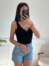 Ce Short en Jean Soline pour femme est parfait pour les journées ensoleillées. Avec sa ceinture amovible, vous pouvez créer différents looks. Pratique avec ses 2 poches et son zip, il possède également une poche factice et des ourlets sur le bas pour une touche de style. Disponible en bleu clair.