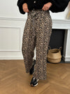 Le pantalon fluide à motifs léopards pour femme allie confort et style au quotidien. Il dispose de poches latérales pratiques, d’un élastique au dos et d’une ceinture amovible assortie pour souligner la taille. Disponible en noir, beige et taupe, il s’adapte à toutes vos envies mode.