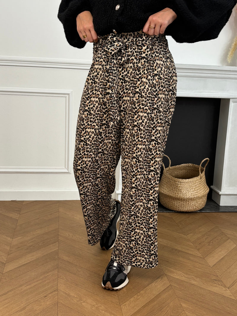 Le pantalon fluide à motifs léopards pour femme allie confort et style au quotidien. Il dispose de poches latérales pratiques, d’un élastique au dos et d’une ceinture amovible assortie pour souligner la taille. Disponible en noir, beige et taupe, il s’adapte à toutes vos envies mode.
