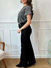 Le jean noir grande taille Romane allie confort et style avec ses deux poches à l’avant et à l’arrière, idéales pour garder l’essentiel à portée de main. Ses passants pour ceinture offrent une tenue ajustée parfaite, tandis que le détail strass sur le devant apporte une touche d’éclat discrète et élégante.&nbsp;