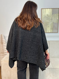 Le Poncho Sorian en gris foncé est la pièce idéale pour un style bohème et fluide. Orné d'une frange latérale élégante et doté d'un passant pour nouer ou fermer, il s'adapte parfaitement à votre silhouette. Confortable et intemporel, ce poncho grande taille accompagne tous vos looks avec grâce.
