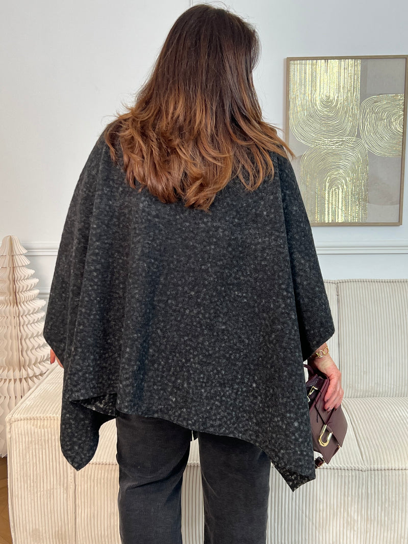 Le Poncho Sorian en gris foncé est la pièce idéale pour un style bohème et fluide. Orné d'une frange latérale élégante et doté d'un passant pour nouer ou fermer, il s'adapte parfaitement à votre silhouette. Confortable et intemporel, ce poncho grande taille accompagne tous vos looks avec grâce.