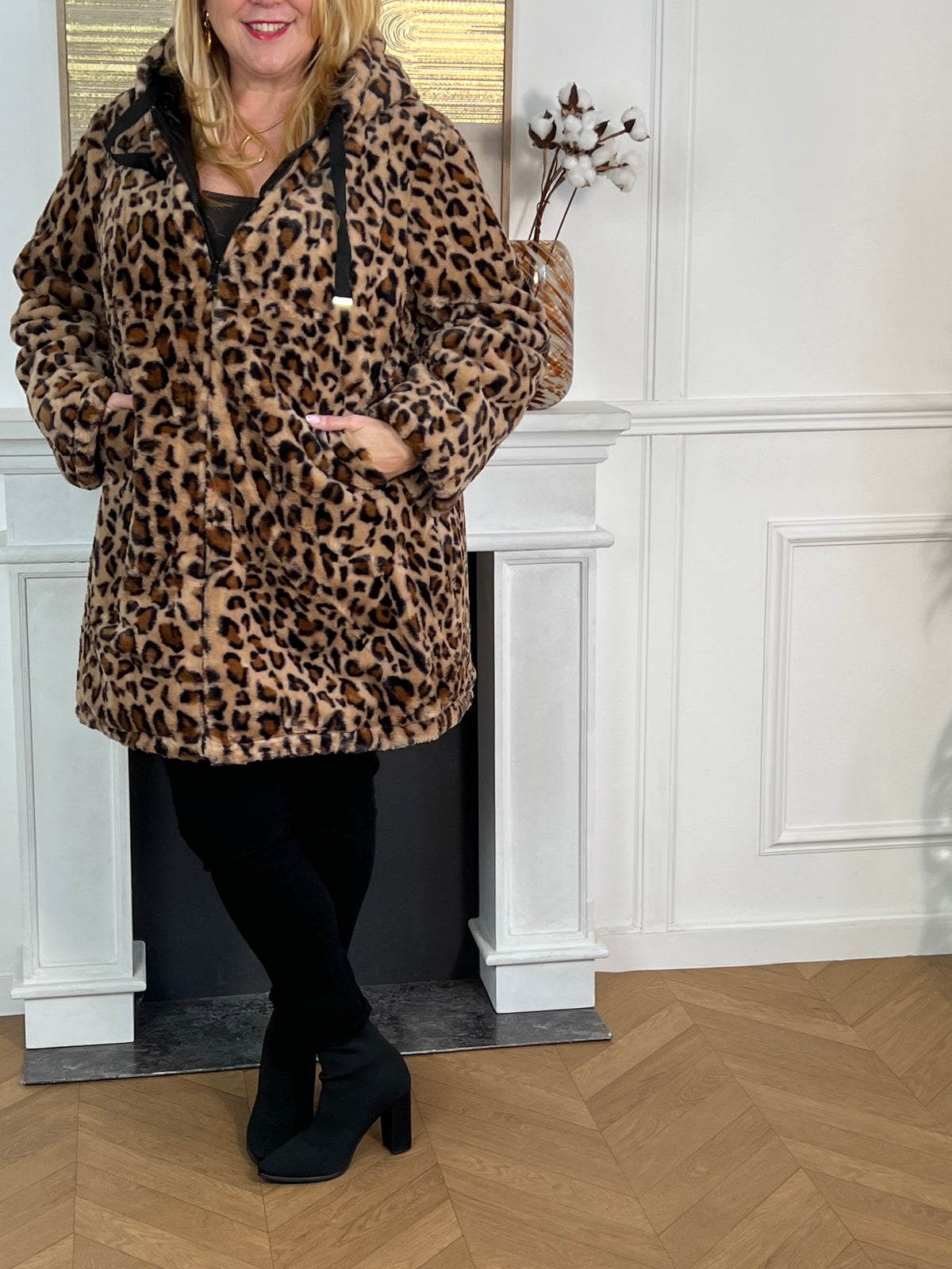 Découvrez la doudoune Aurelia, votre allié chaleur et style pour l'automne et l'hiver. Dotée de manches longues et d'une fermeture éclair pratique, elle vous offre confort et facilité d'ajustement. La capuche équipée d'un lien de serrage s'adapte parfaitement à vos besoins, tandis que le doublage intérieur vous enveloppe de douceur.