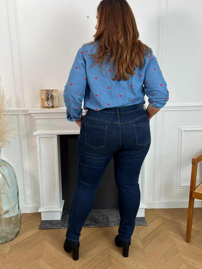 Découvrez notre tout nouveau jean bleu foncé Curve : Aurore ! Avec ses passants pour ceinture pratiques, ses 2 poches latérales avec détail bouton doré et ses 2 poches à l'arrière, ce jean sera votre nouveau meilleur ami pour un look tendance et fonctionnel. Faites-vous plaisir et adoptez-le dès maintenant !