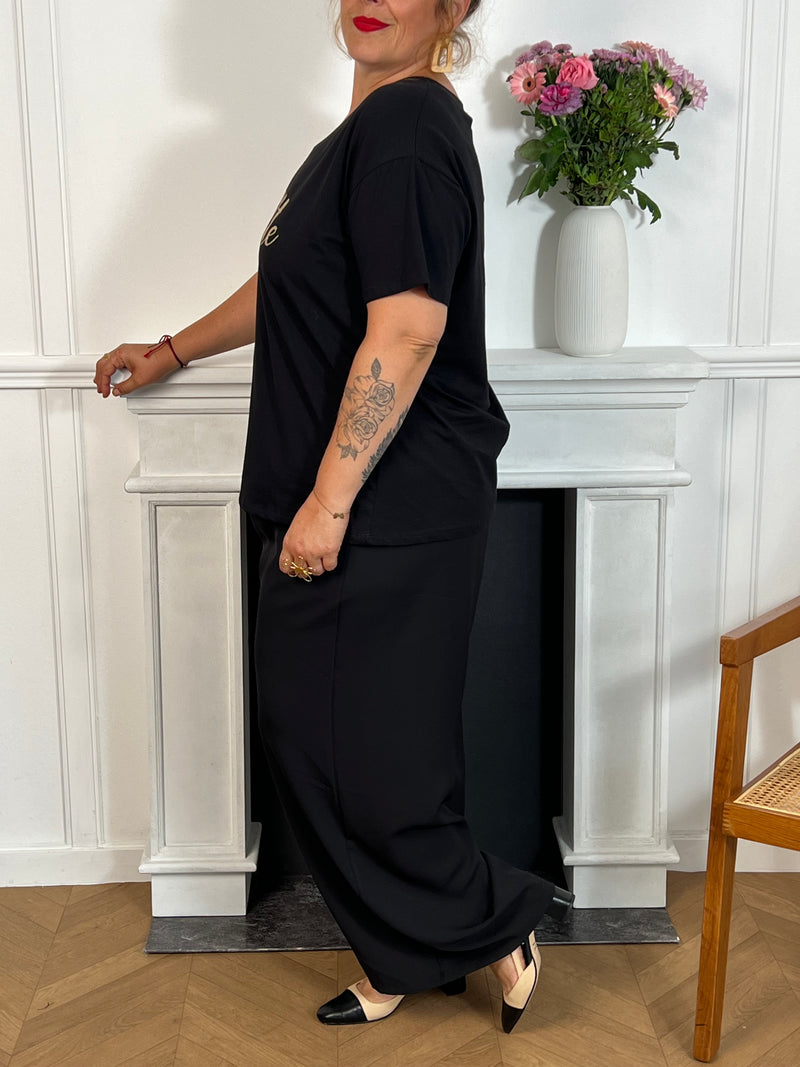 Adoptez le confort avec ce tee-shirt grande taille noir, orné d’une inscription "Bichette" élégante en doré. Ses manches courtes et son col rond offrent une coupe agréable qui s’adapte parfaitement à votre silhouette.&nbsp;